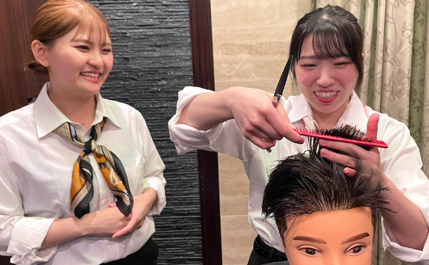 女性社員数人