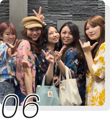女性スタッフも多い