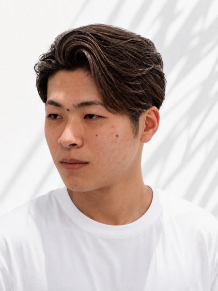 清潔感溢れる大人メンズのアップバングスタイル