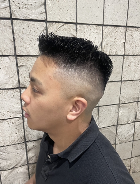 男らしさを引き出す王道スタイル。スキンフェード×アップバングショート