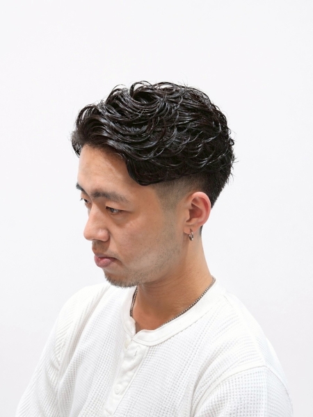 清潔感と色気を両立したスキンフェード×ラフカールパーマ