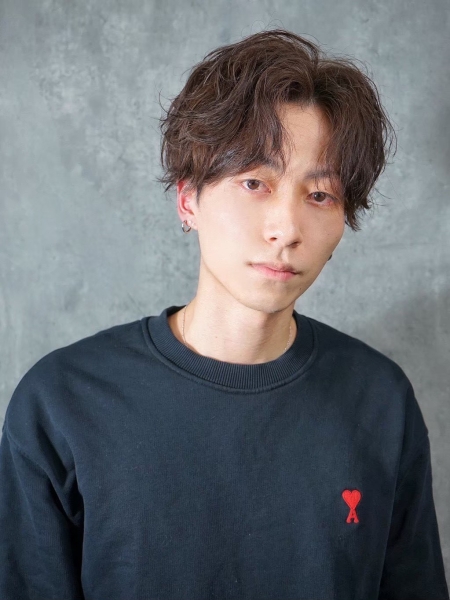 上野で人気 ラフに決まるシャドウパーマとセンターパート