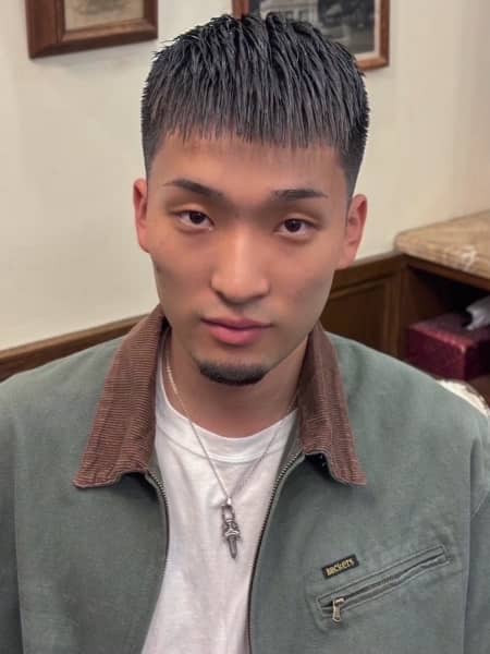 クロップスタイルで作る洗練された男らしさ