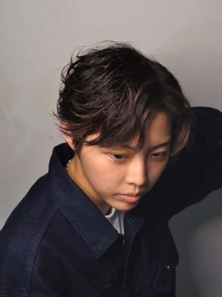 清潔感と抜け感を両立！秋のフェザーパーマ