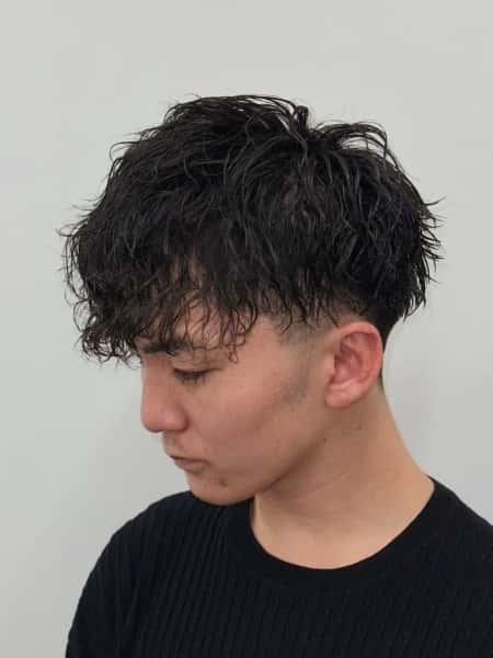 秋の雰囲気を纏う。スパイラルパーマで魅せる大人メンズ
