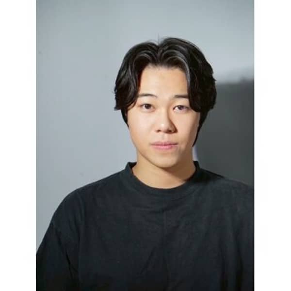 清潔感と大人の余裕を両立する  ナチュラルセンターパートスタイル