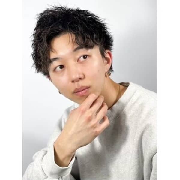 “抜け感×色気”をつくる 緩めツイストスパイラルで叶える大人カール