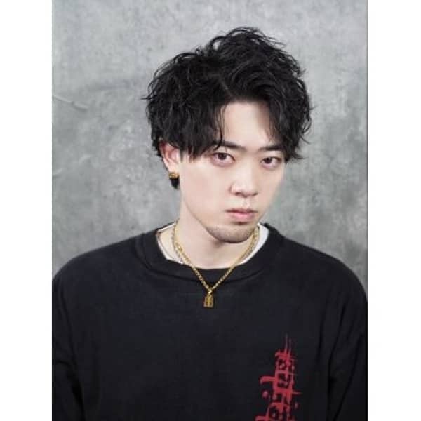 圧倒的な存在感。“ツイストスパイラルパーマ”で立体感のある大人ヘアに