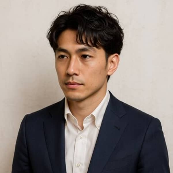 さりげない色気と清潔感。“ナチュラルビジネスパーマ”で大人の余裕をプラス