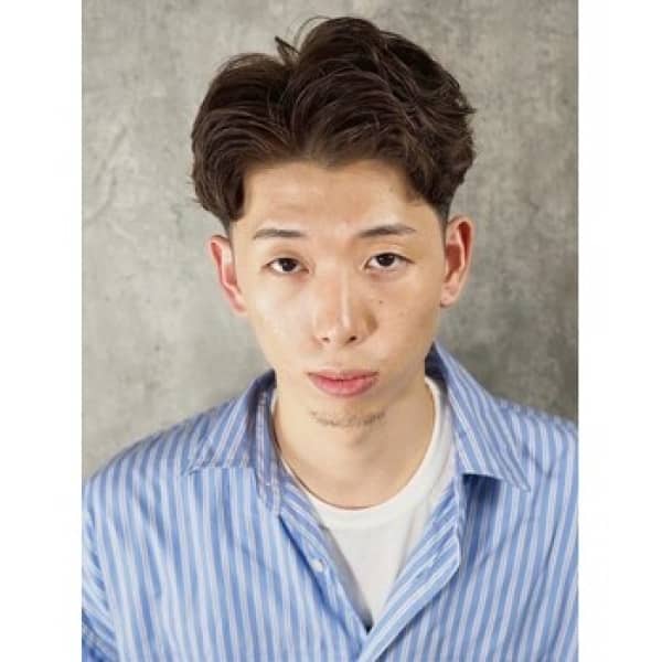 清潔感と大人の余裕を両立する  ナチュラルセンターパートスタイル