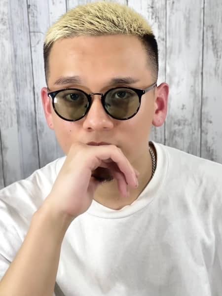 金髪ショートフェード