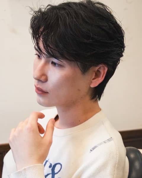  軽やかで爽やか！男を引き立てるフェザーパーマ