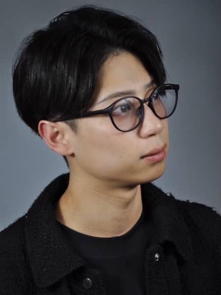 自然な抜け感を。センター分けマッシュスタイル