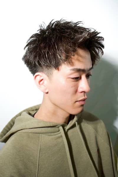 爽快感が際立つツーブロックアップバングショート