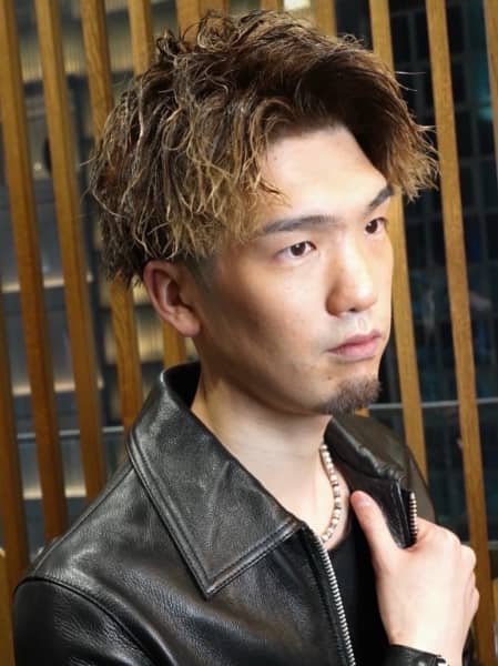 爽快さ引き立つツイスパアップバング