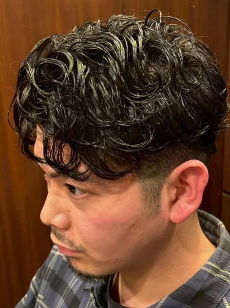 抜け感と清潔感を両立するフェザーパーマ