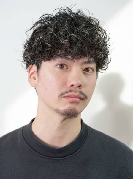 無造作なのにキマる、大人のカーリーパーマショート