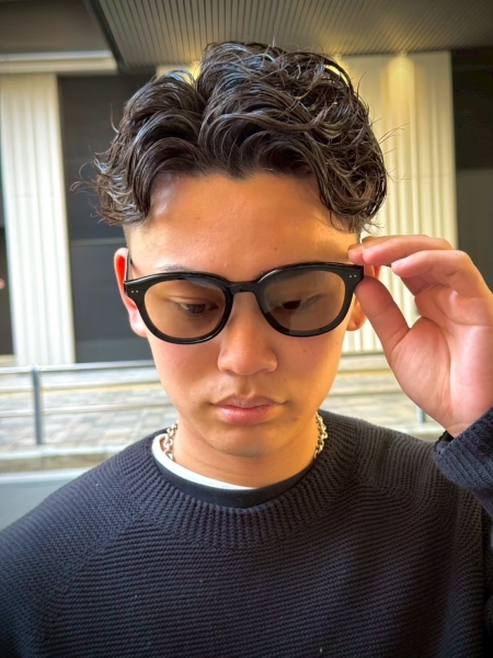 大人の色気漂うウェット波巻きパーマ×フェード