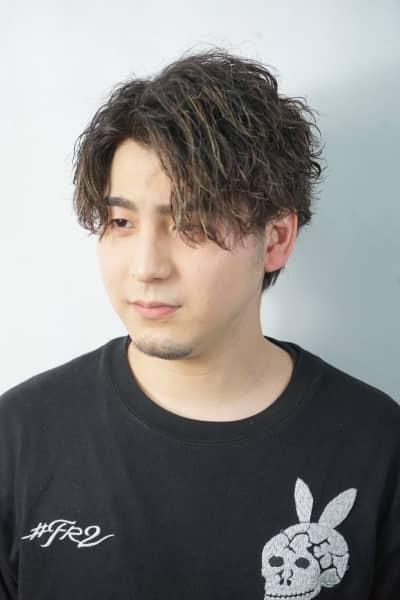 ラフさと色気を両立する大人のツイストパーマスタイル