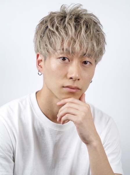 ハイトーン×ツイストパーマで魅せる大人スタイル