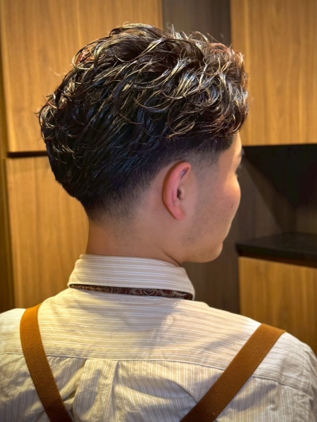 清潔感と色気を両立。大人のフェード×リッジパーマ