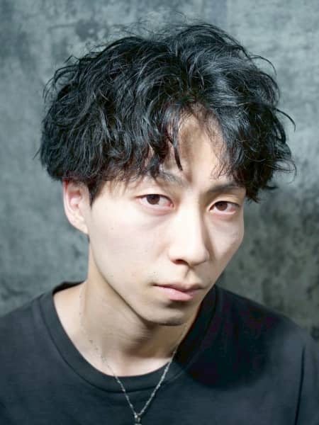 動きと軽さで魅せる！秋のメンズパーマ