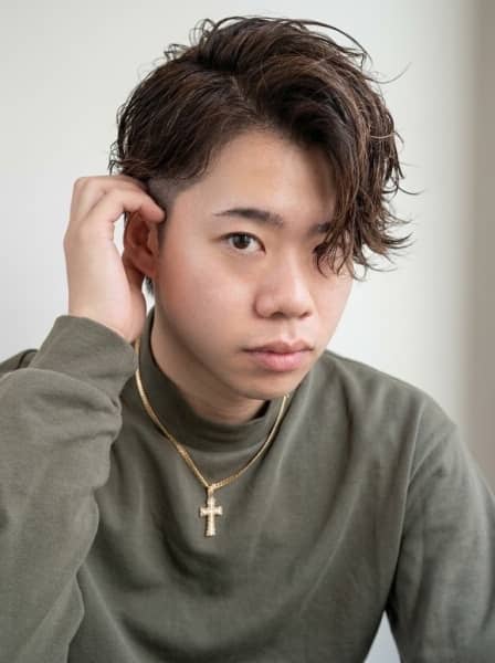 大人の色気を引き出すかき上げヘア