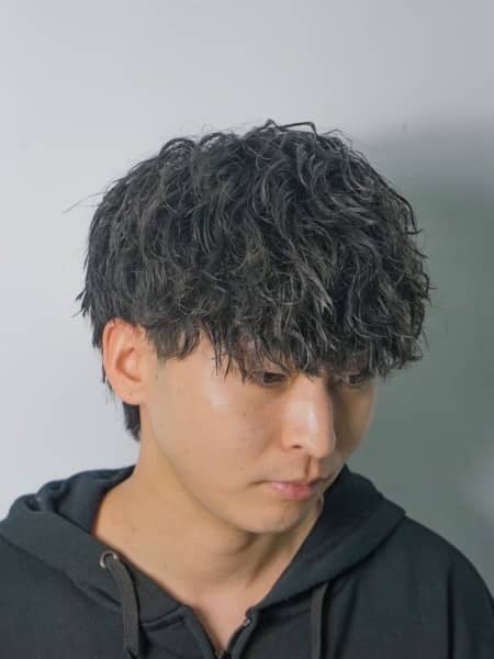無造作カールでつくる柔らかく親しみやすいニュアンスマッシュ