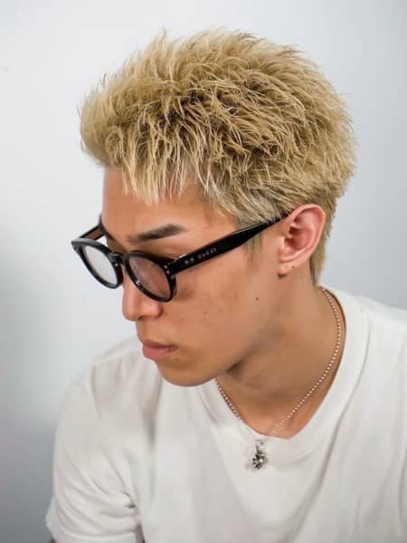 ハイトーン×スパイキーで魅せる最強ショートスタイル