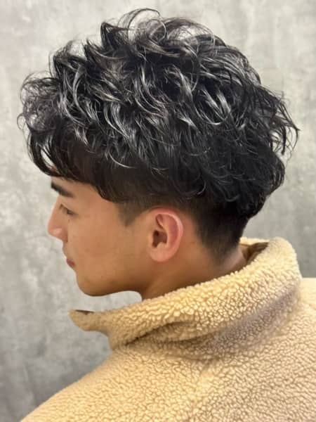 無造作×波打ち質感で作る、大人の色気パーマ