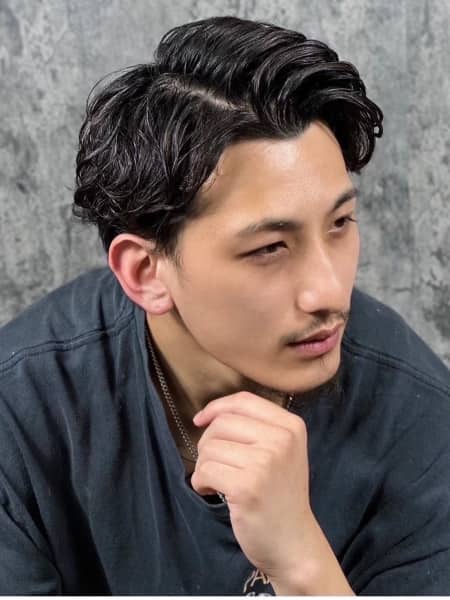 無造作パーマで軽さを出す