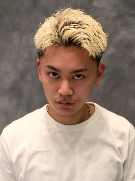 金髪ショートスタイル