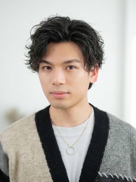 無造作ツイスパ×センターパートで作る“大人ラフ”スタイル