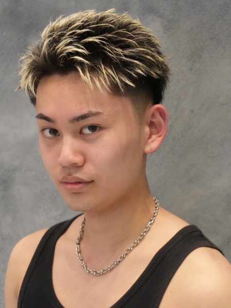 黒髪×極細ハイライトのフェードカット
