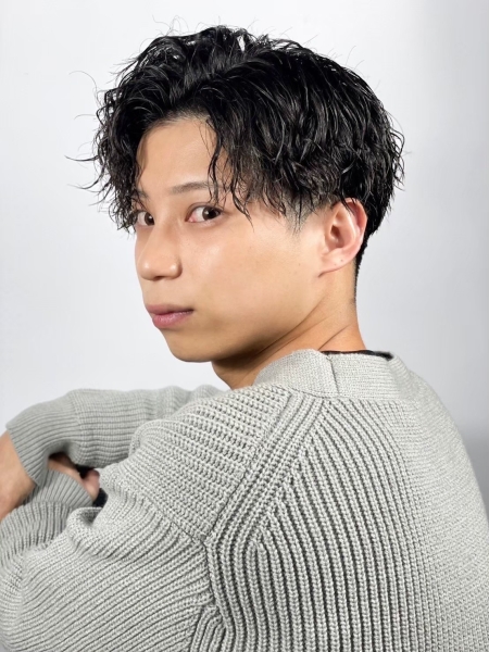 大人な色気を演出するウェットパーマスタイル
