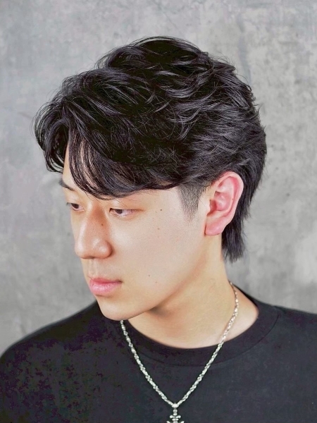 毛流れで魅せる。大人のニュアンスパーマスタイル