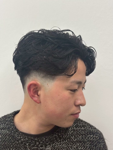 清潔感と色気を両立。スキンフェード×パーマスタイル