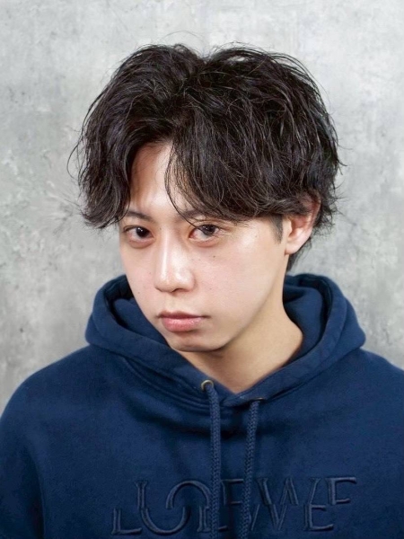 大宮でメンズパーマをかけるなら仕事でも楽しめる髪型に｜ビジネスと休日を両立するスタイル