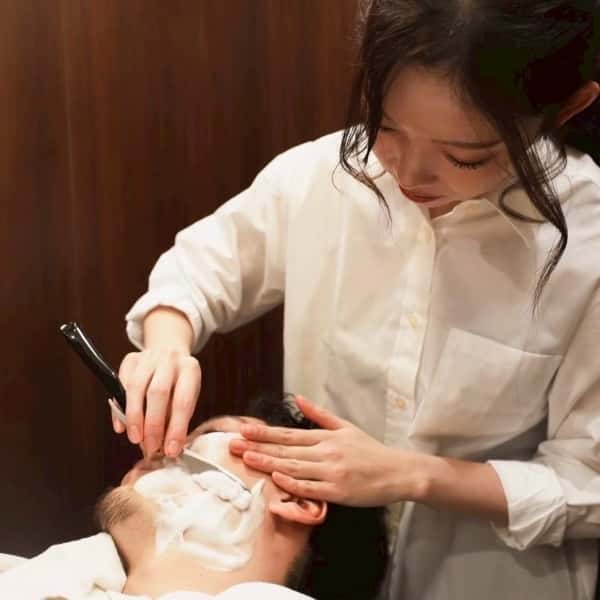 肌ツル男の秘密はプロのシェービング