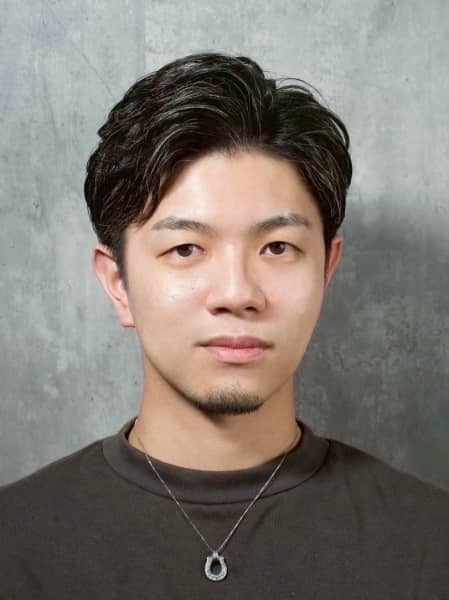 【大人男子に人気】ビジネスでも好印象！清潔感アップの“センターパートショート”