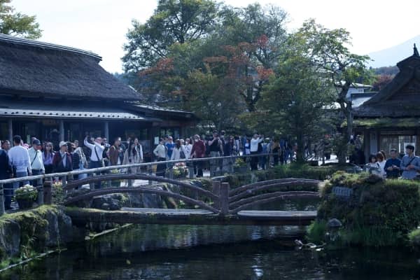 カメラを担いで忍野八海