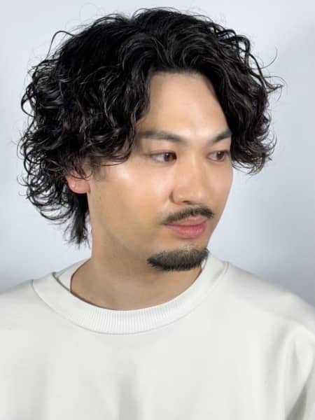 與鬍子完美搭配的狂野螺旋燙髮