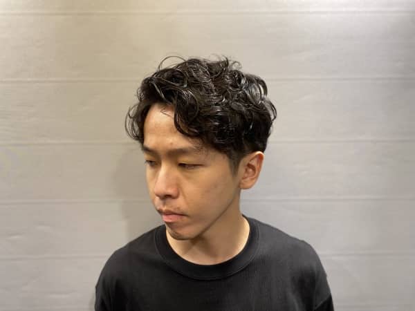 髪を遊ばせたい人向け《ツーブロック+おしゃれパーマ》