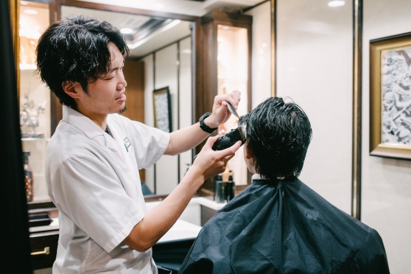 大宮でビジネスマン向けメンズカットならHIRO GINZA 大宮駅前店。清潔感のあるショート、刈り上げ、フェード、ビジネスパーマからシェービング・眉毛まで対応。完全個室、大宮駅西口徒歩2分、平日21時まで営業。