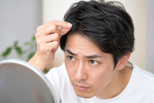 白髪は抜くと増えるって本当！？
