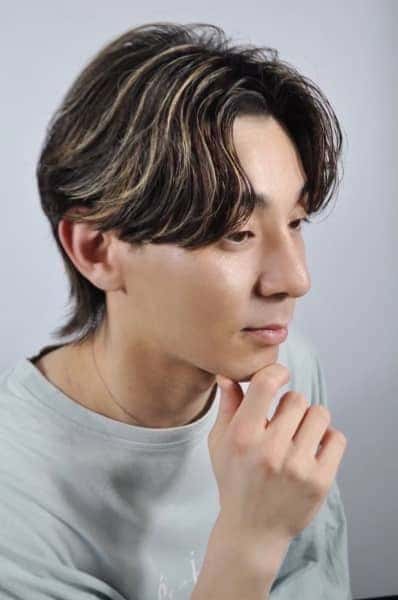 センターパート×マッシュウルフ×毛流れパーマで大人の爽やかさを