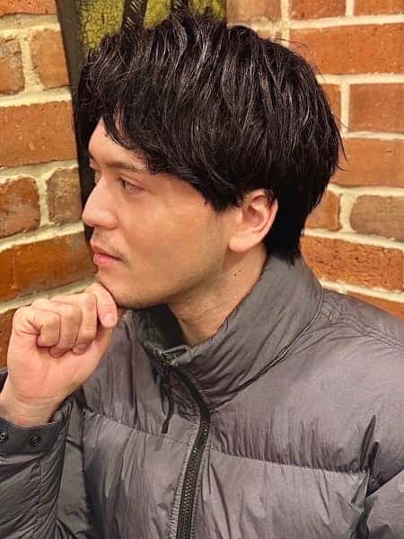 清潔感と色気を両立する。センターパート×毛流れパーマの正解