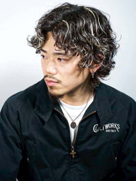 センターパート×スパイラルで魅せる男髪
