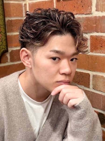 ツーブロック×フェザーパーマで魅せる、軽やかだけど色気のあるメンズスタイル！