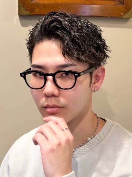 知的で清潔感漂うツイストスパイラル